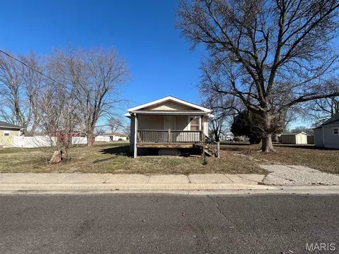 121 W Maple St, Hartford, IL 62048