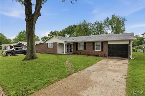 3650 Estates Dr, Florissant, MO 63033