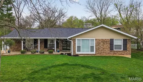 825 Dinard Dr, Ballwin, MO 63021