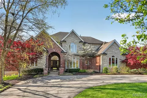 11 Fielding Rd, Ladue, MO 63124