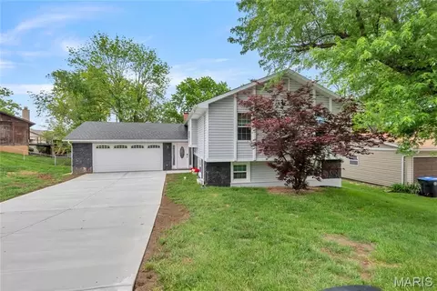 13 Greenfield Dr, Saint Peters, MO 63376