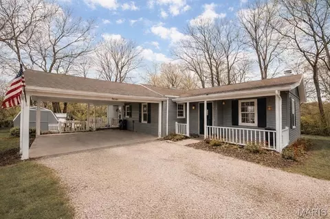 9046 Bunkum Rd, Fairview Heights, IL 62208