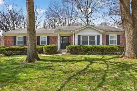 908 Dutch Mill Dr, Ballwin, MO 63011