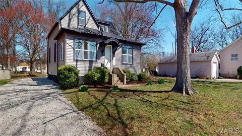 1035 W Main St, Mascoutah, IL 62258