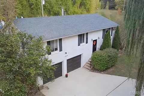 319 E Ingle Dr, Glen Carbon, IL 62034