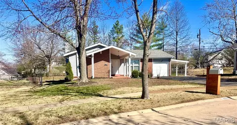 2221 Bentley Manor Dr, Fenton, MO 63026