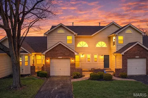 11934 Autumn Lakes Dr, Maryland Heights, MO 63043