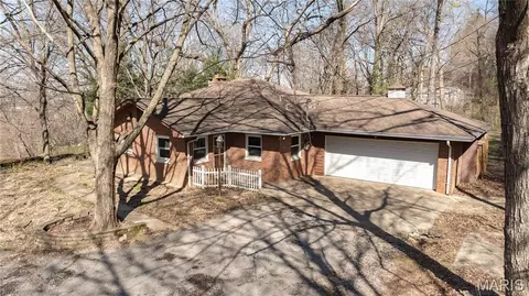 8908 Fair Oaks Ln, Fairview Heights, IL 62208
