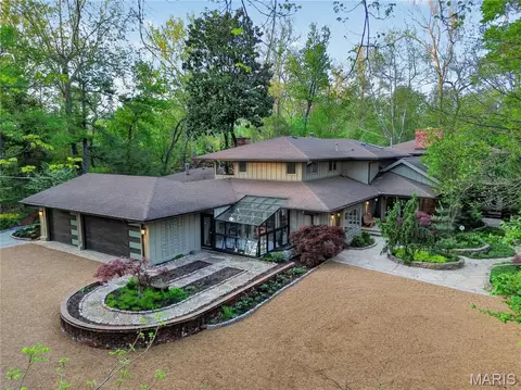 57 Log Cabin Dr, Ladue, MO 63124