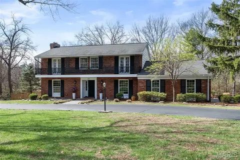 29 Summerhill Ln, Town And Country, MO 63017