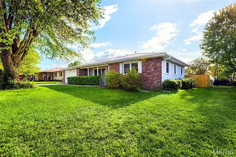 1923 Donna Cir, Lebanon, MO 65536