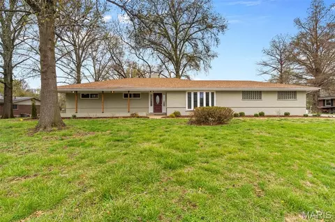 26 Castle Dr, Florissant, MO 63034