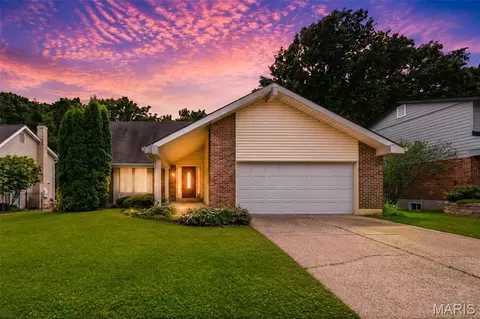 1089 Pinrun Dr, Ballwin, MO 63011