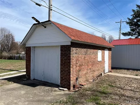 Exterior - 101 E 1st North St, Mount Olive, IL 62069 photo 3 of 4