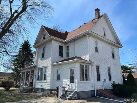 Exterior - 101 E 1st North St, Mount Olive, IL 62069 photo 2 of 4