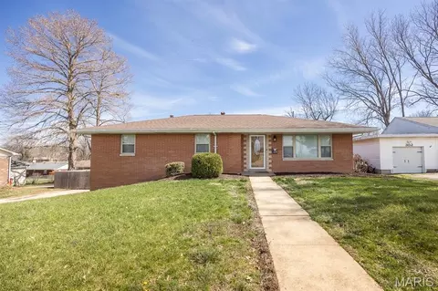 220 Anderson Ln, Belleville, IL 62221