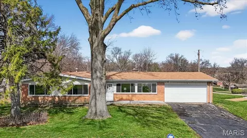 6 Nassau Cir, Saint Louis, MO 63146