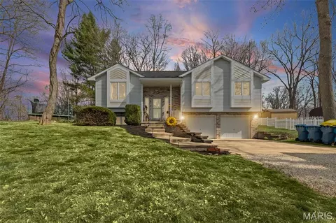 1382 Biscay Dr, Edwardsville, IL 62025