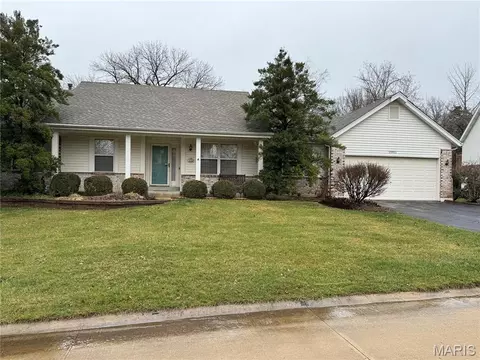 15911 Fairway Lk, Chesterfield, MO 63017