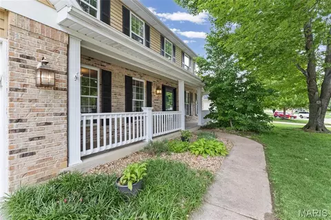 360 Huntleigh Manor Dr, Saint Charles, MO 63303
