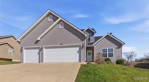 1631 Saint Charles Dr, Hillsboro, MO 63050