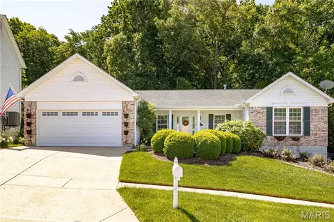3067 Crystal Lake Dr, Saint Louis, MO 63129