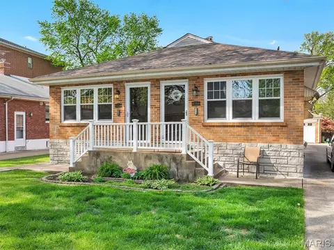 6258 Sunshine Dr, Saint Louis, MO 63109