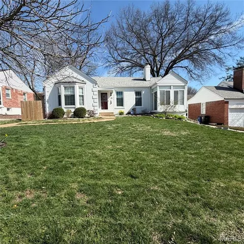 840 Wild Cherry Ln, University City, MO 63130