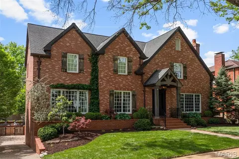 8116 University Dr, Clayton, MO 63105