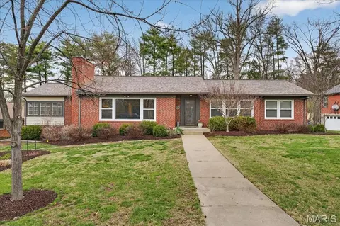 61 Tealwood Dr, Creve Coeur, MO 63141