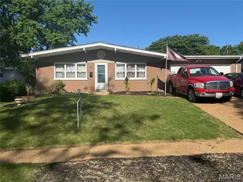 1345 Hialeah Pl, Florissant, MO 63033