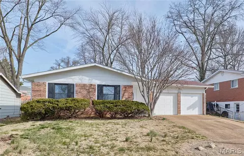 2555 Guildford Dr, Florissant, MO 63033