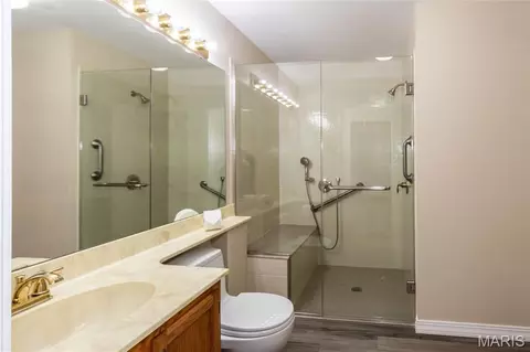 Bath - 39 Ridgeview Circle Ct, Ballwin, MO 63021 photo 2 of 5