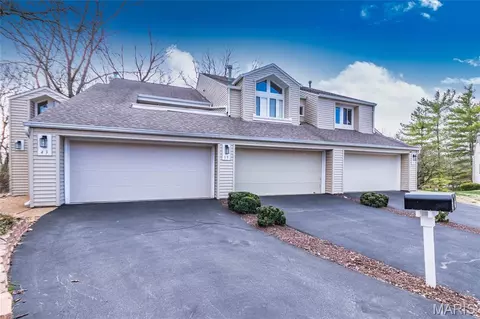 39 Ridgeview Circle Ct, Ballwin, MO 63021