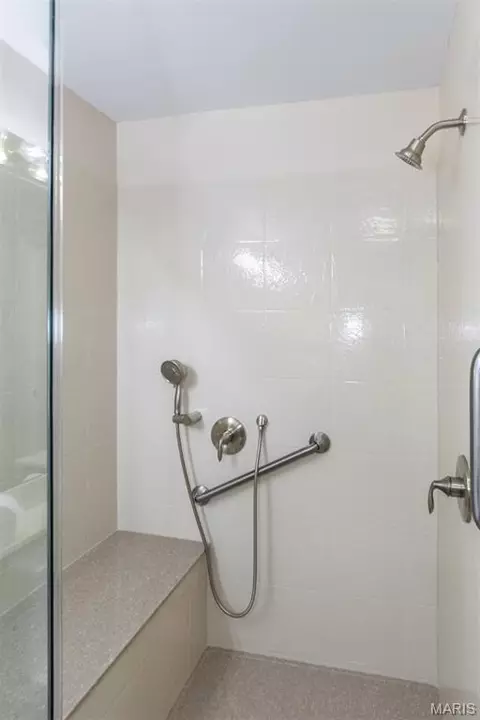 Bath - 39 Ridgeview Circle Ct, Ballwin, MO 63021 photo 4 of 5