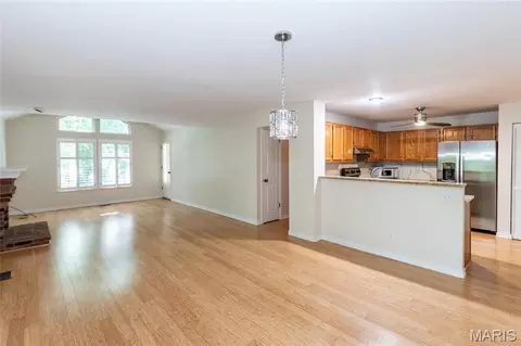 Living - 39 Ridgeview Circle Ct, Ballwin, MO 63021 photo 2 of 9