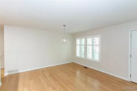 Living - 39 Ridgeview Circle Ct, Ballwin, MO 63021 photo 3 of 9