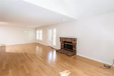 Living - 39 Ridgeview Circle Ct, Ballwin, MO 63021 photo 6 of 9