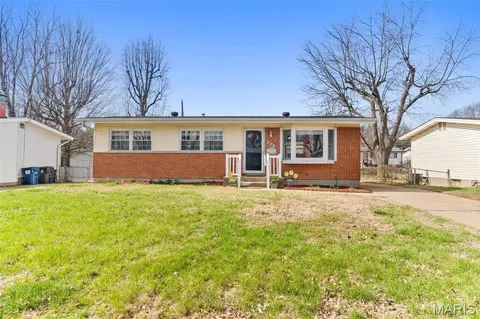 770 Kostka Ln, Florissant, MO 63031