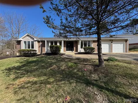 924 Fernview Dr, Creve Coeur, MO 63141