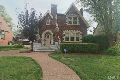 7326 Country Club Dr, Saint Louis, MO 63121