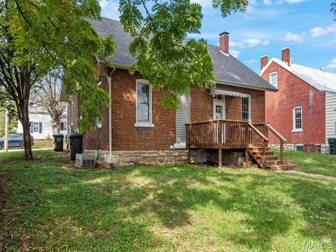 Exterior - 306 Walnut St, Waterloo, IL 62298 photo 6 of 7