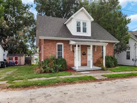 Exterior - 306 Walnut St, Waterloo, IL 62298 photo 2 of 7