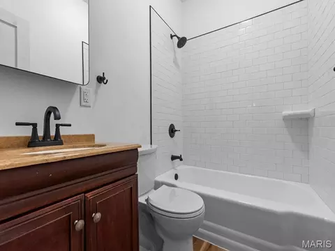 Bath - 306 Walnut St, Waterloo, IL 62298 photo 2 of 2