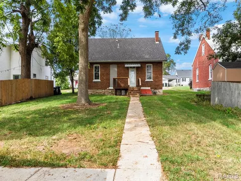 Exterior - 306 Walnut St, Waterloo, IL 62298 photo 3 of 7