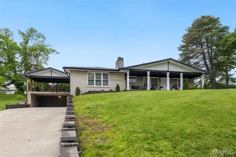 9443 Oakwood Manor Ln, Sunset Hills, MO 63126