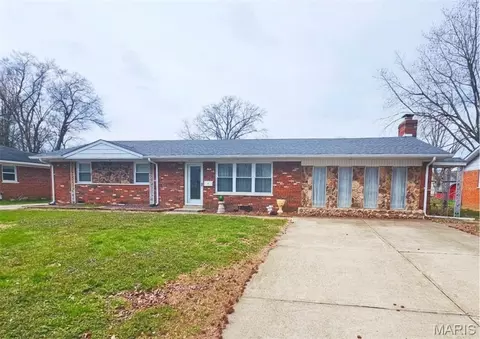 125 Marilyn Dr, Swansea, IL 62226