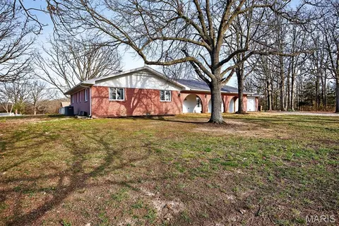 22762 Post Oak Ln, Lebanon, MO 65536