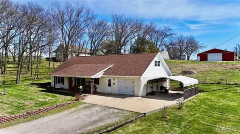 61 Old School Rd, Perryville, MO 63775