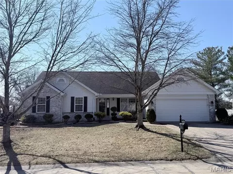 361 Huntleigh Manor Dr, Saint Charles, MO 63303